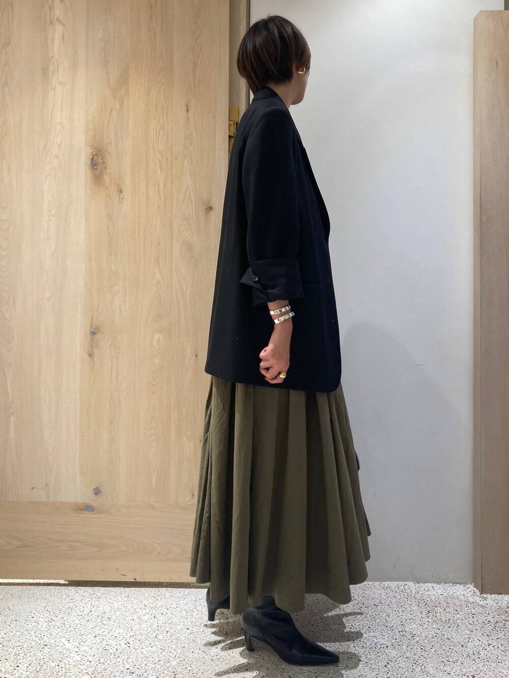 ブラック系のショルダーバッグ、ブラック系のTシャツ/カットソー、ブラック系のテーラードジャケットを着用したレディースの夏コーディネートの2枚目の写真