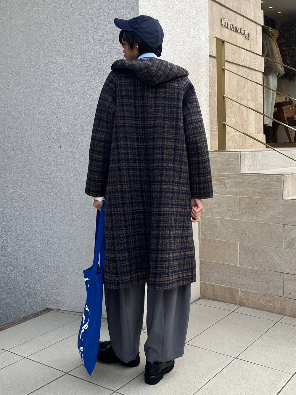 グレー系のその他パンツ、ブルー系のチェスターコート、ブルー系のシャツ/ブラウスを着用したレディースの秋コーディネートの4枚目の写真