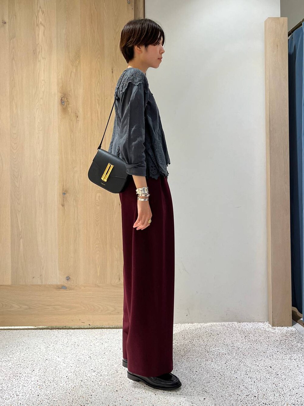 グレー系のシャツ/ブラウス、ブルー系のその他パンツ、シルバー系のバングル/リストバンドを着用したレディースの夏コーディネートの3枚目の写真