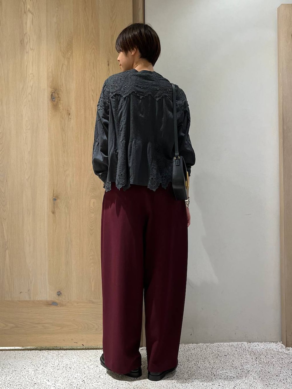 グレー系のシャツ/ブラウス、ブルー系のその他パンツ、シルバー系のバングル/リストバンドを着用したレディースの夏コーディネートの4枚目の写真