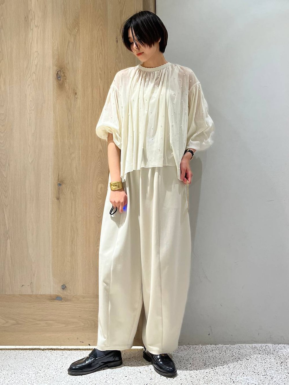 ホワイト系のその他パンツ、ホワイト系のシャツ/ブラウス、ベージュ系のブルゾンを着用したレディースの冬コーディネートの4枚目の写真