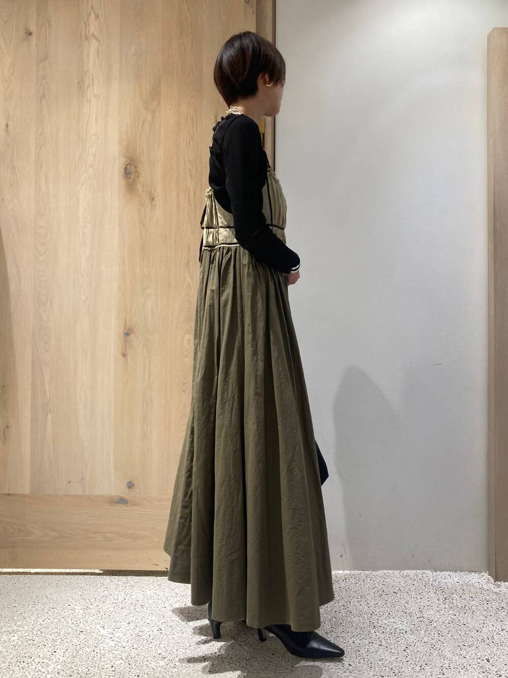 ブラック系のショルダーバッグ、ブラック系のTシャツ/カットソー、ブラック系のテーラードジャケットを着用したレディースの夏コーディネートの5枚目の写真