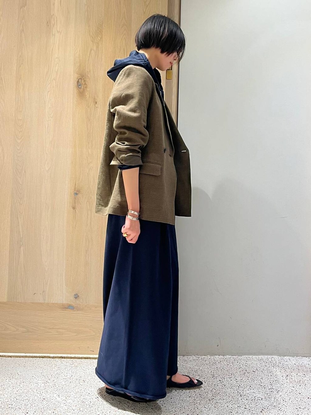 ホワイト系のタンクトップ、ブルー系のスウェットパンツ、ブルー系のブルゾンを着用したレディースの春コーディネートの2枚目の写真