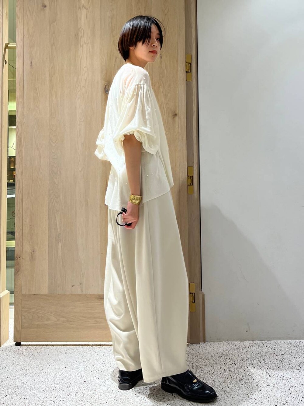 ホワイト系のその他パンツ、ホワイト系のシャツ/ブラウス、ベージュ系のブルゾンを着用したレディースの冬コーディネートの5枚目の写真