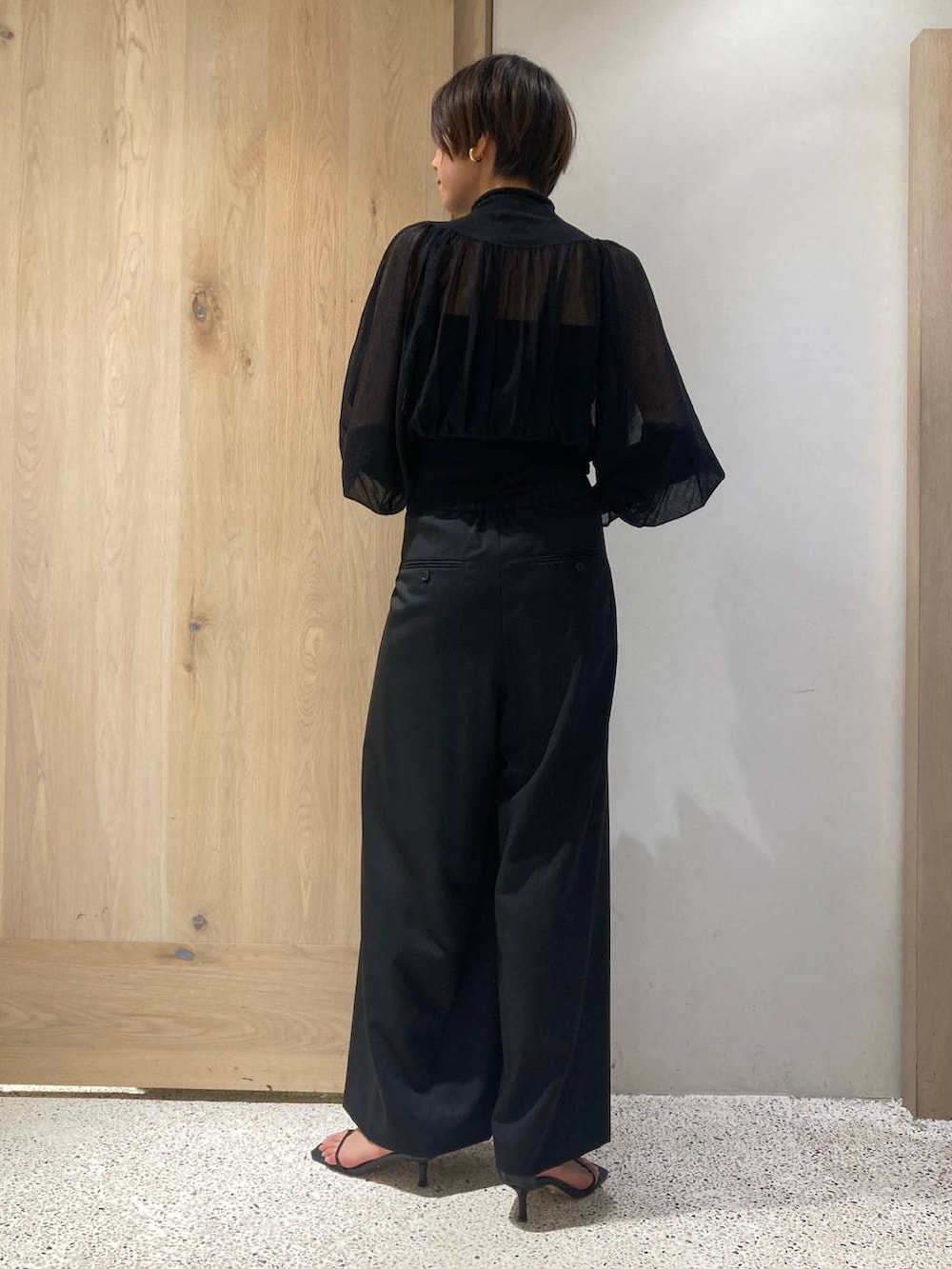 ブラック系のその他パンツ、ブラック系のニット/セーターを着用したレディースの夏コーディネートの2枚目の写真