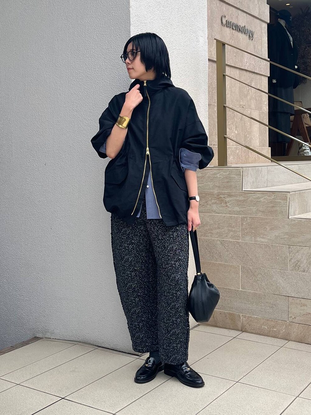 ブルー系のシャツ/ブラウス、ブラック系のその他パンツ、ブラック系のブルゾンを着用したレディースの冬コーディネートの4枚目の写真