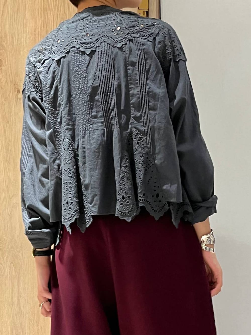 グレー系のシャツ/ブラウス、ブルー系のその他パンツ、シルバー系のバングル/リストバンドを着用したレディースの夏コーディネートの6枚目の写真