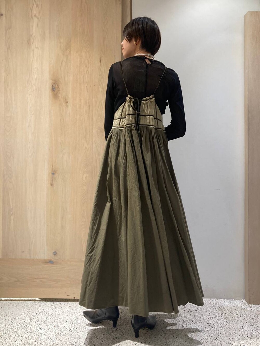 ブラック系のショルダーバッグ、ブラック系のTシャツ/カットソー、ブラック系のテーラードジャケットを着用したレディースの夏コーディネートの6枚目の写真