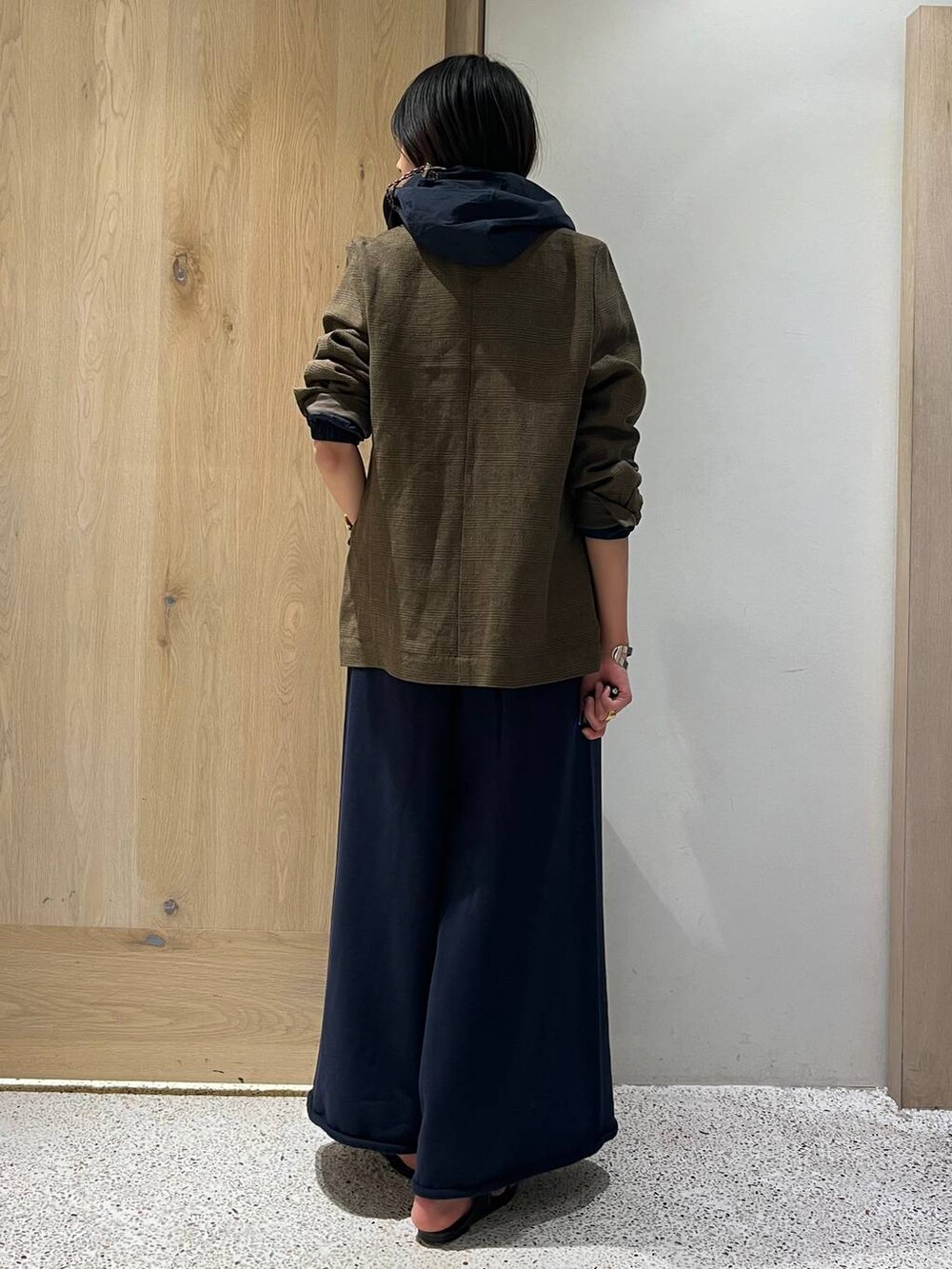 ホワイト系のタンクトップ、ブルー系のスウェットパンツ、ブルー系のブルゾンを着用したレディースの春コーディネートの3枚目の写真