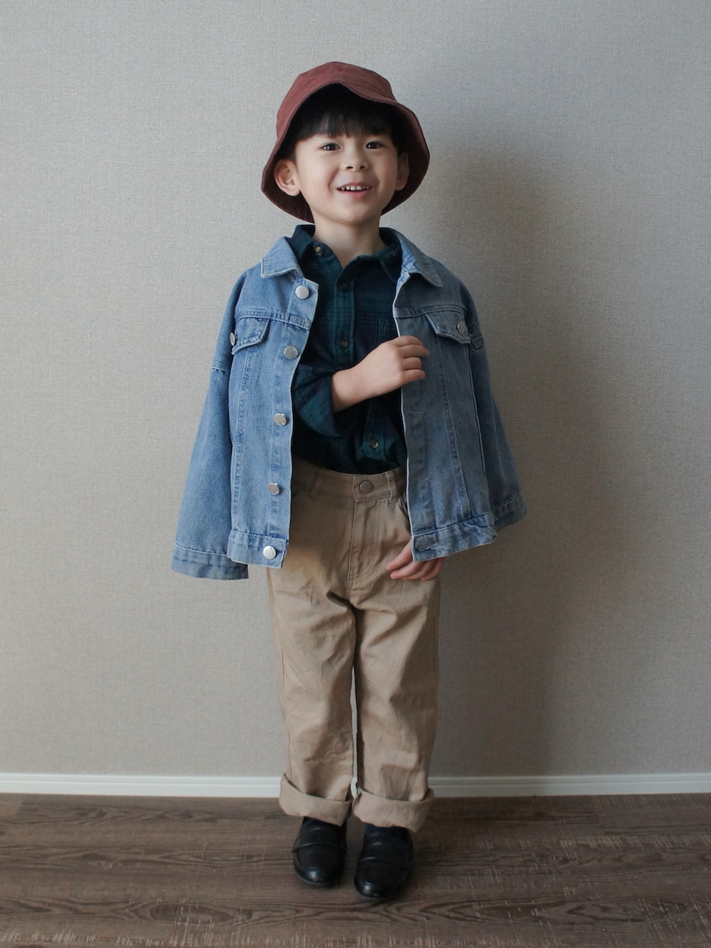 グリーン系のシャツ/ブラウス、ブルー系のデニムジャケット、ベージュ系のチノパンツを着用したキッズの冬コーディネートの3枚目の写真