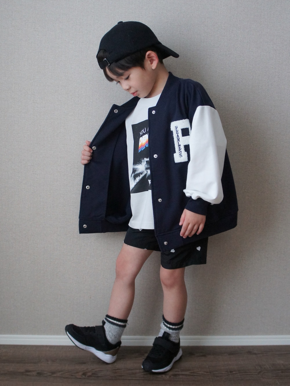 ブルー系のスタジャン、グレー系のTシャツ/カットソー、ブラック系のその他パンツを着用したキッズの春コーディネートの4枚目の写真