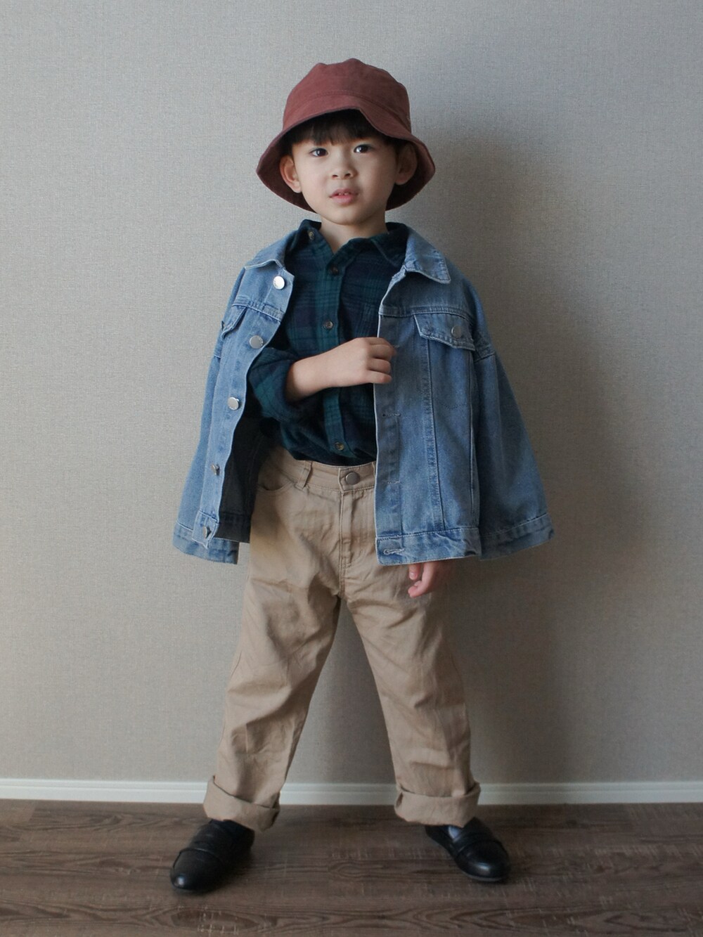 グリーン系のシャツ/ブラウス、ブルー系のデニムジャケット、ベージュ系のチノパンツを着用したキッズの冬コーディネートの2枚目の写真