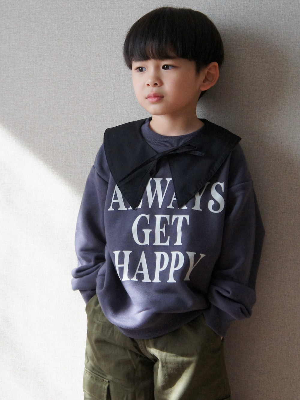 「つけ襟、襟付きトップス、トレーナー、スウェット、カーゴパンツ、カーキ、ロゴスウェット、カジュアルコーデ、カジュアル、お出かけコーデ、韓国子供服、キッズコーデ、キッズファッション、秋コーデ、秋のコーデ」｜「aBity selectの襟つき 両面プリント ビッグシルエットトレーナー（スウェット、グレー系）」を使った、R E Oさん（キッズ・100cm）の秋コーディネートの4枚目の写真