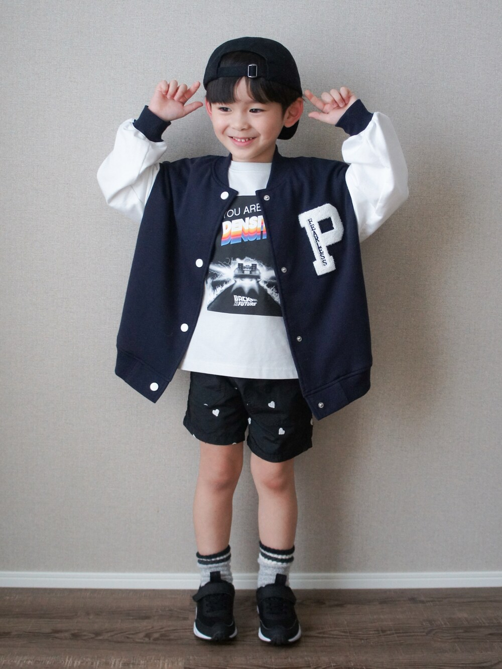 ブルー系のスタジャン、グレー系のTシャツ/カットソー、ブラック系のその他パンツを着用したキッズの春コーディネートの5枚目の写真
