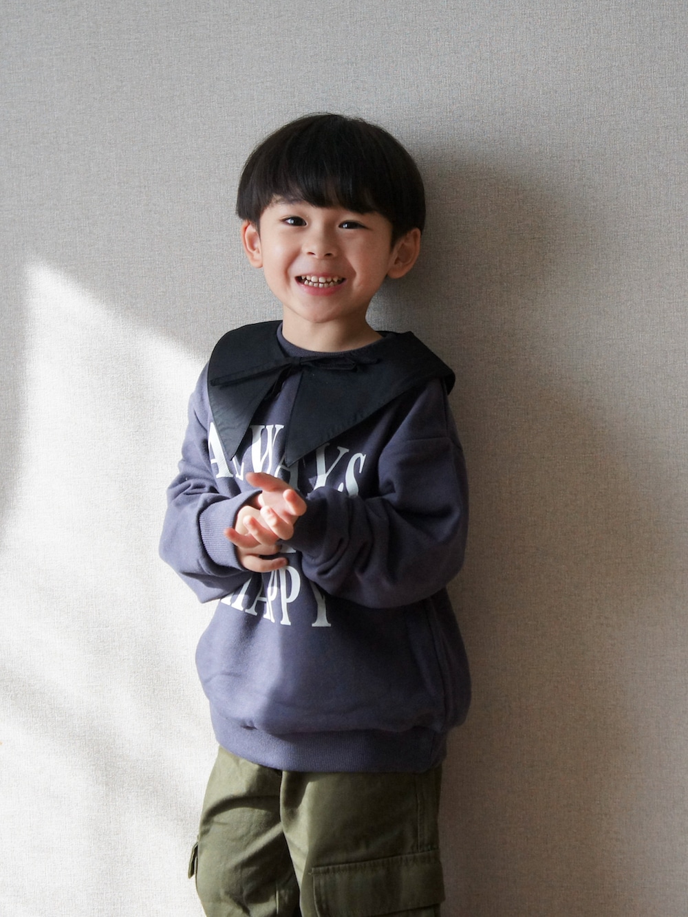 「つけ襟、襟付きトップス、トレーナー、スウェット、カーゴパンツ、カーキ、ロゴスウェット、カジュアルコーデ、カジュアル、お出かけコーデ、韓国子供服、キッズコーデ、キッズファッション、秋コーデ、秋のコーデ」｜「aBity selectの襟つき 両面プリント ビッグシルエットトレーナー（スウェット、グレー系）」を使った、R E Oさん（キッズ・100cm）の秋コーディネートの2枚目の写真