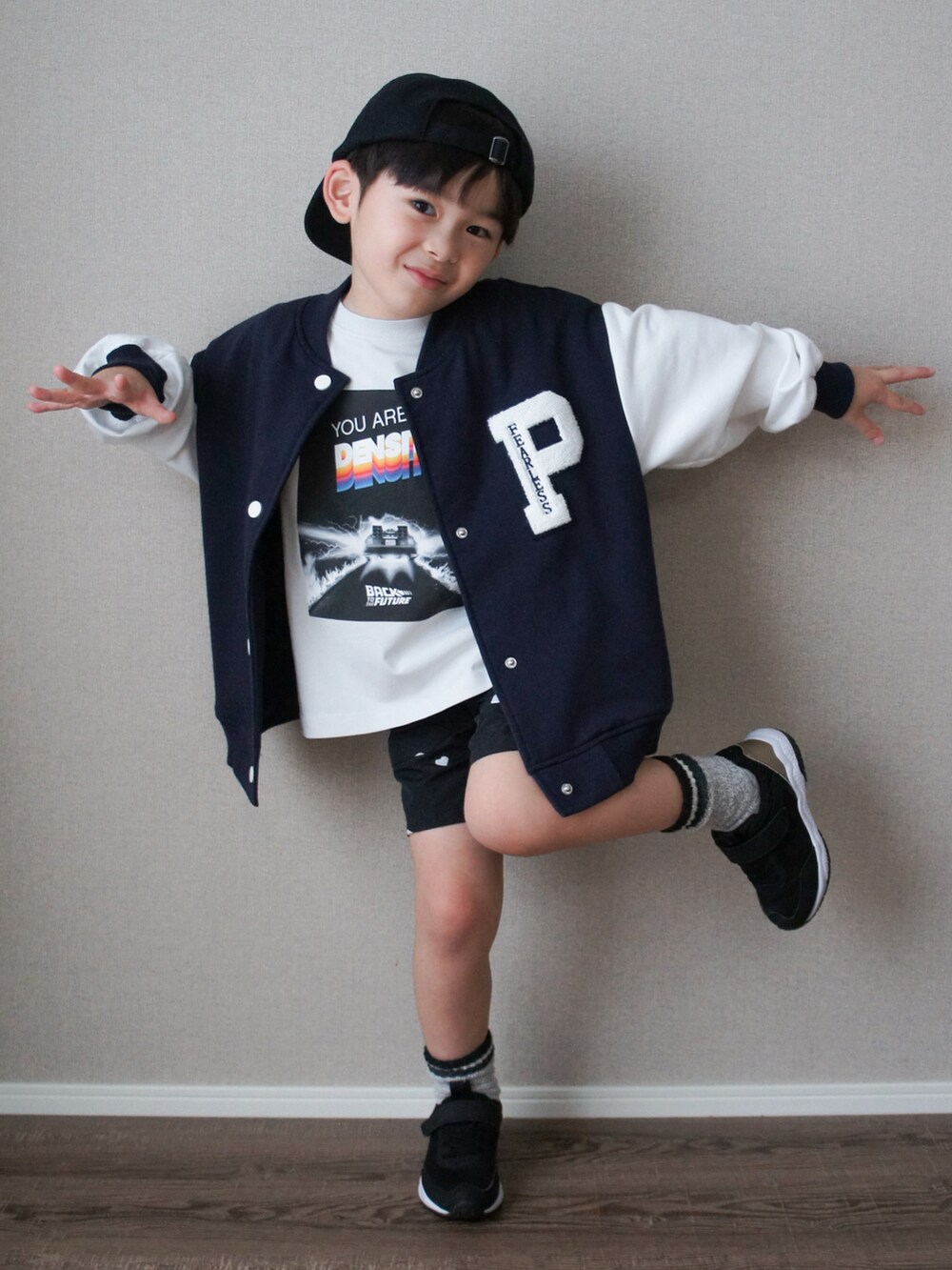 ブルー系のスタジャン、グレー系のTシャツ/カットソー、ブラック系のその他パンツを着用したキッズの春コーディネートの2枚目の写真