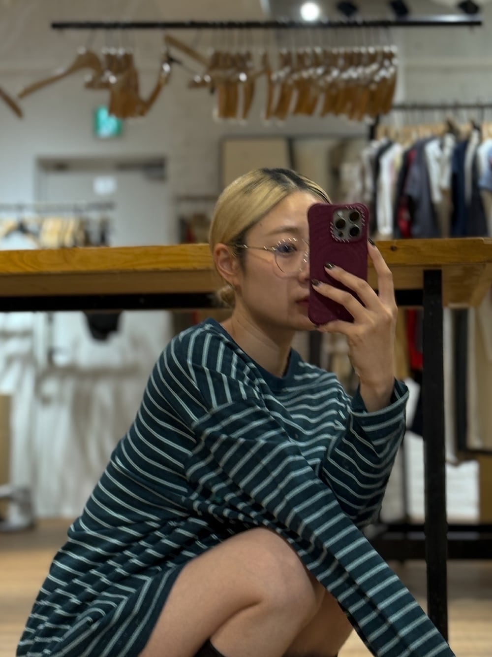 グリーン系のTシャツ/カットソーを着用したレディースの冬コーディネートの4枚目の写真