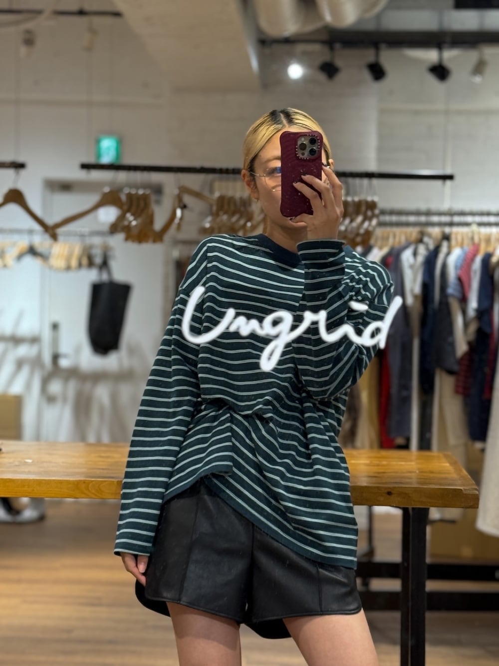 グリーン系のTシャツ/カットソーを着用したレディースの冬コーディネートの3枚目の写真