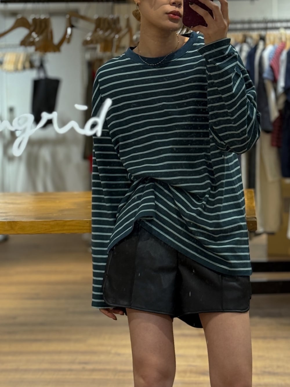 グリーン系のTシャツ/カットソーを着用したレディースの冬コーディネートの6枚目の写真