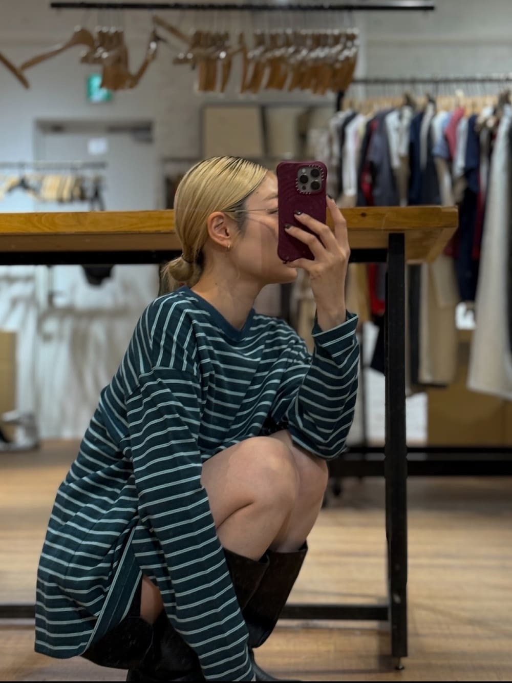 グリーン系のTシャツ/カットソーを着用したレディースの冬コーディネートの5枚目の写真