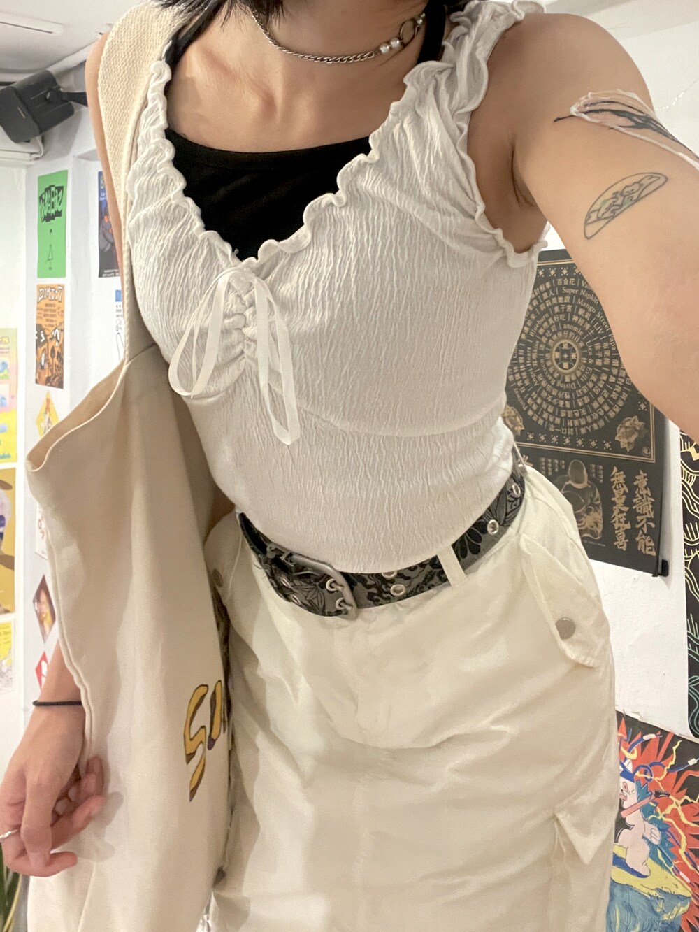 ホワイト系のチューブトップ、ホワイト系のスカート、ブラック系のスニーカーを着用したレディースの秋コーディネートの2枚目の写真