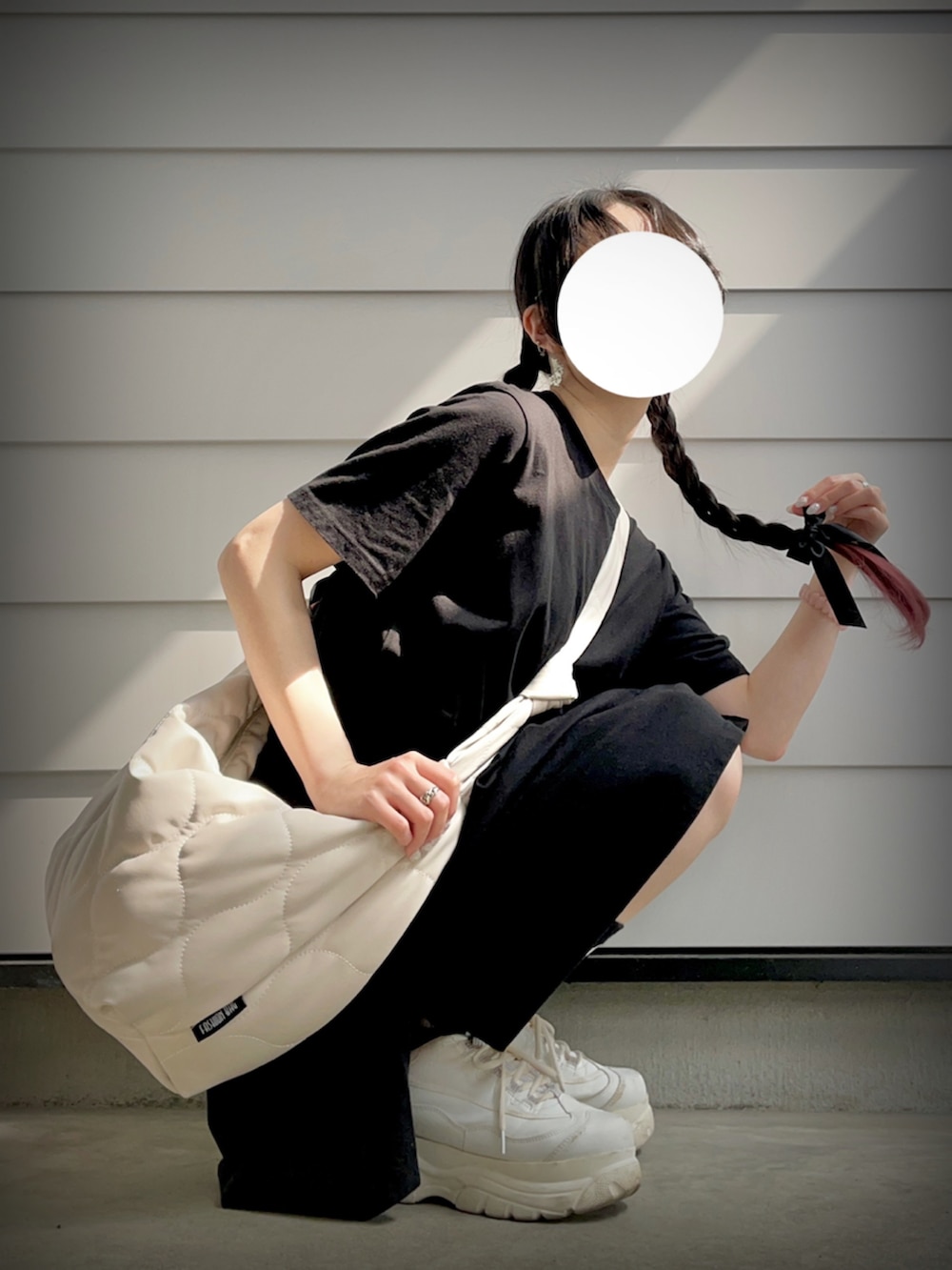 「ラフコーデ、休日スタイル、ゆるコーデ、Tシャツワンピ、ワンピース、柄ソックス、HUF、白スニーカー、厚底シューズ、attagirl、キルティングバッグ、SHEIN、shein、高身長女子、モノトーンコーデ」｜「SHEINのアイテム（ショルダーバッグ、ホワイト系）」を使った、lucaさん（レディース・165cm）の夏コーディネートの2枚目の写真