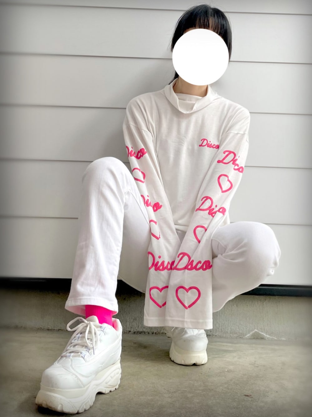 「今日のコーデ、休日スタイル、ゆるコーデ、ロンT、onespo、白スキニー、スキニーパンツ、UNIQLO、カラーソックス、shein、白スニーカー、厚底シューズ、attagirl、高身長女子、オールホワイト」｜「attagirlの厚底 レースアップ スニーカー（スニーカー、ホワイト系）」を使った、lucaさん（レディース・165cm）の春コーディネートの2枚目の写真