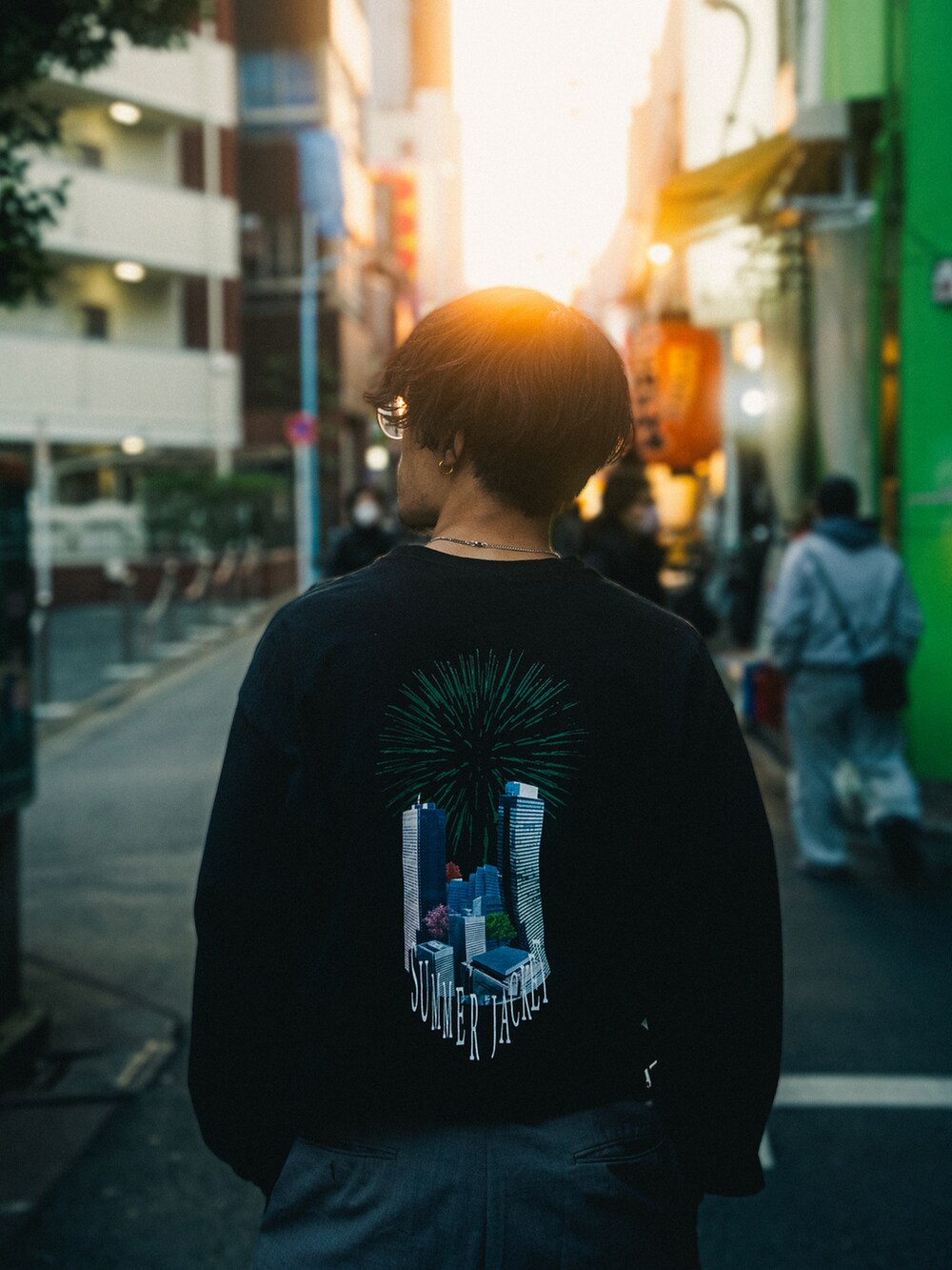 グレー系のメガネを着用したメンズの春コーディネートの2枚目の写真