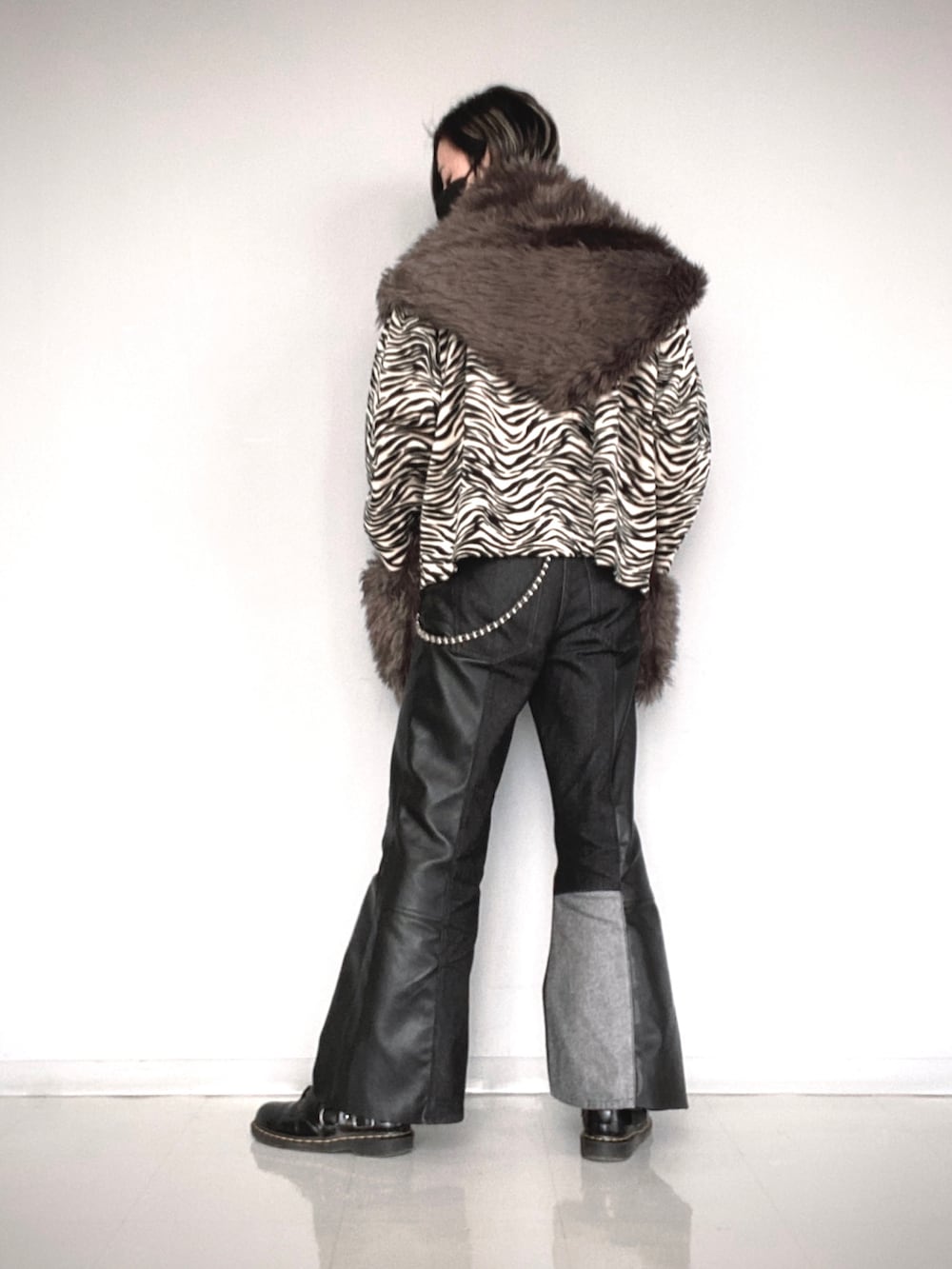 ブラック系のパンツ、ブラック系のシューズ、グレー系のマフラーを着用したメンズの冬コーディネートの3枚目の写真