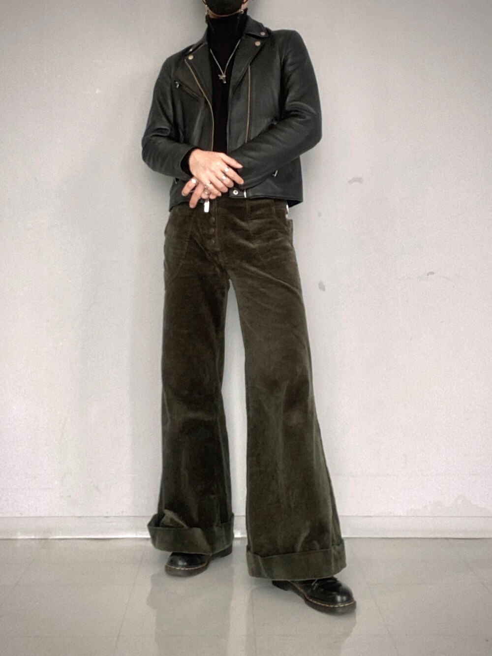 グリーン系のパンツ、ブラック系のシューズ、ブラック系のダウンジャケット/コートを着用したメンズの冬コーディネートの4枚目の写真