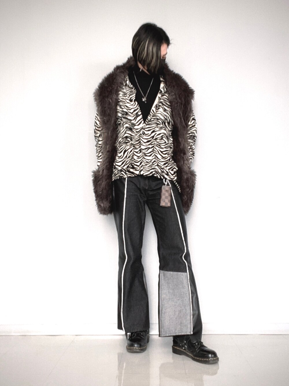 ブラック系のパンツ、ブラック系のシューズ、グレー系のマフラーを着用したメンズの冬コーディネートの2枚目の写真