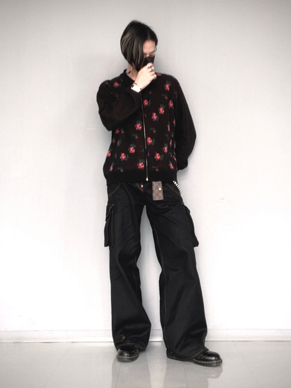 その他のニット/セーター、ブラック系のデニムパンツ、ブラック系のシューズを着用したメンズの冬コーディネートの2枚目の写真