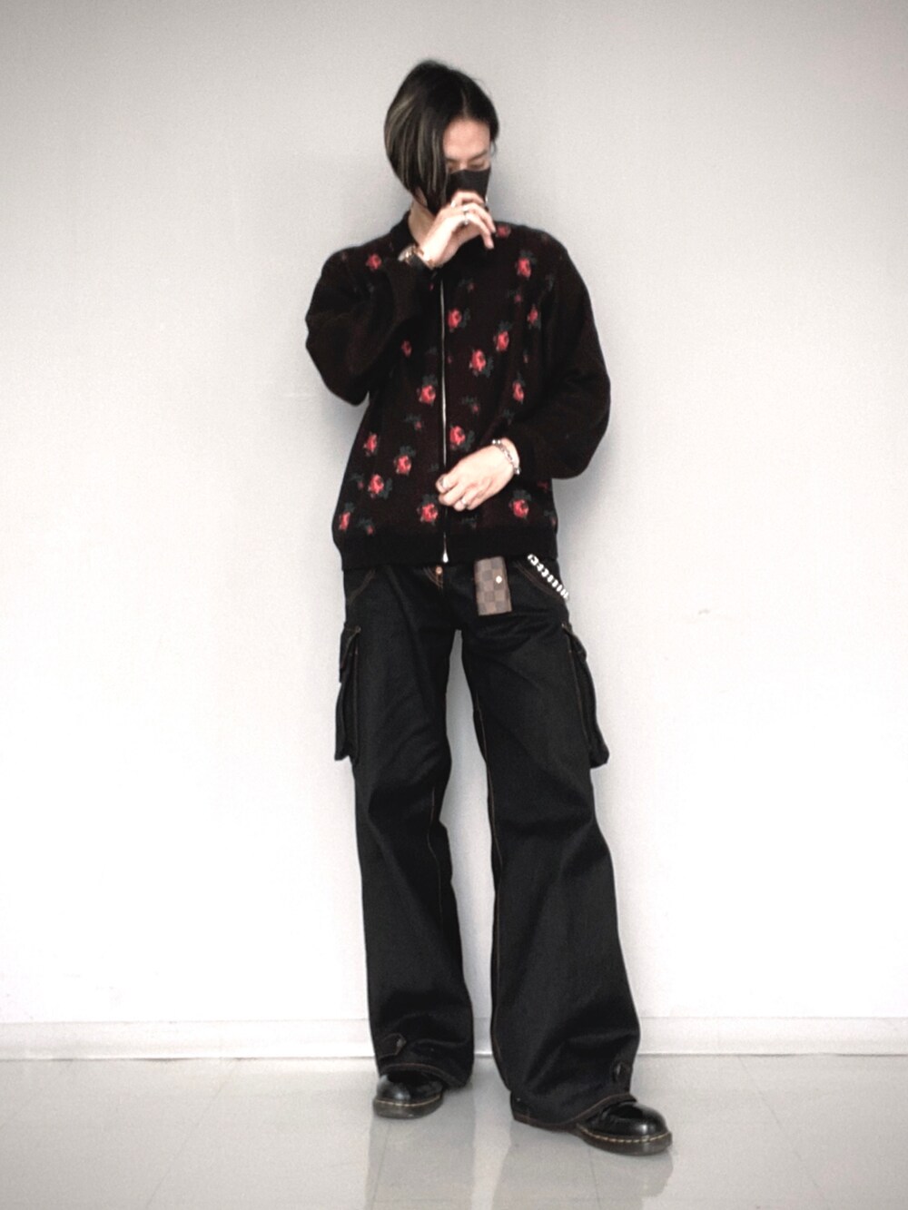 その他のニット/セーター、ブラック系のデニムパンツ、ブラック系のシューズを着用したメンズの冬コーディネートの4枚目の写真