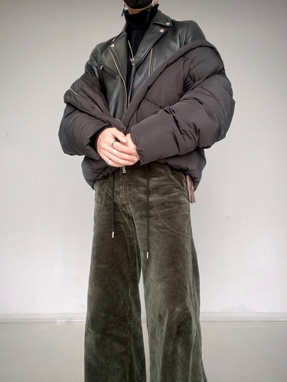 グリーン系のパンツ、ブラック系のシューズ、ブラック系のダウンジャケット/コートを着用したメンズの冬コーディネートの3枚目の写真