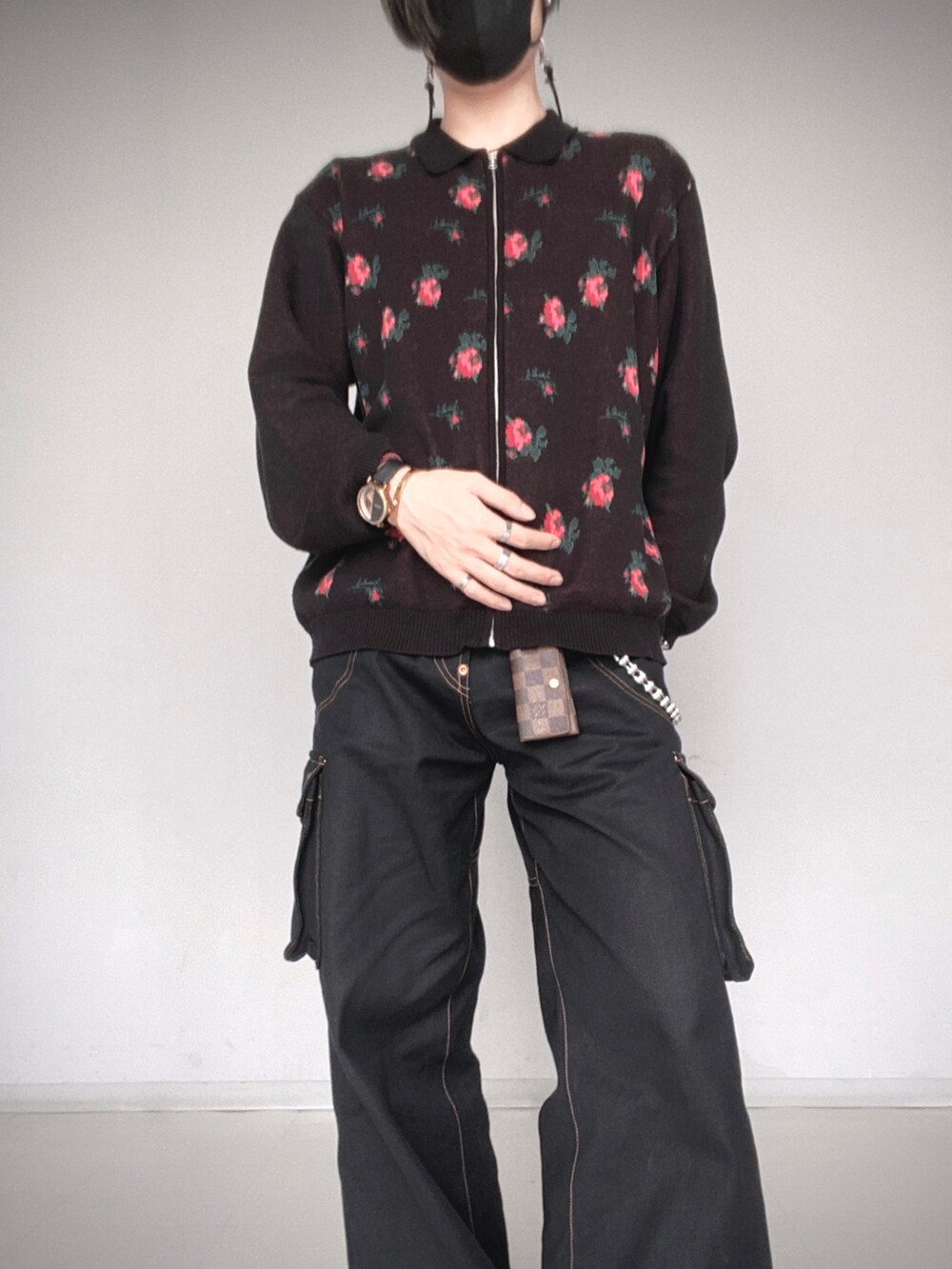 その他のニット/セーター、ブラック系のデニムパンツ、ブラック系のシューズを着用したメンズの冬コーディネートの5枚目の写真