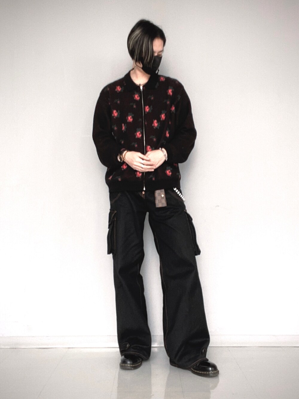 その他のニット/セーター、ブラック系のデニムパンツ、ブラック系のシューズを着用したメンズの冬コーディネートの3枚目の写真