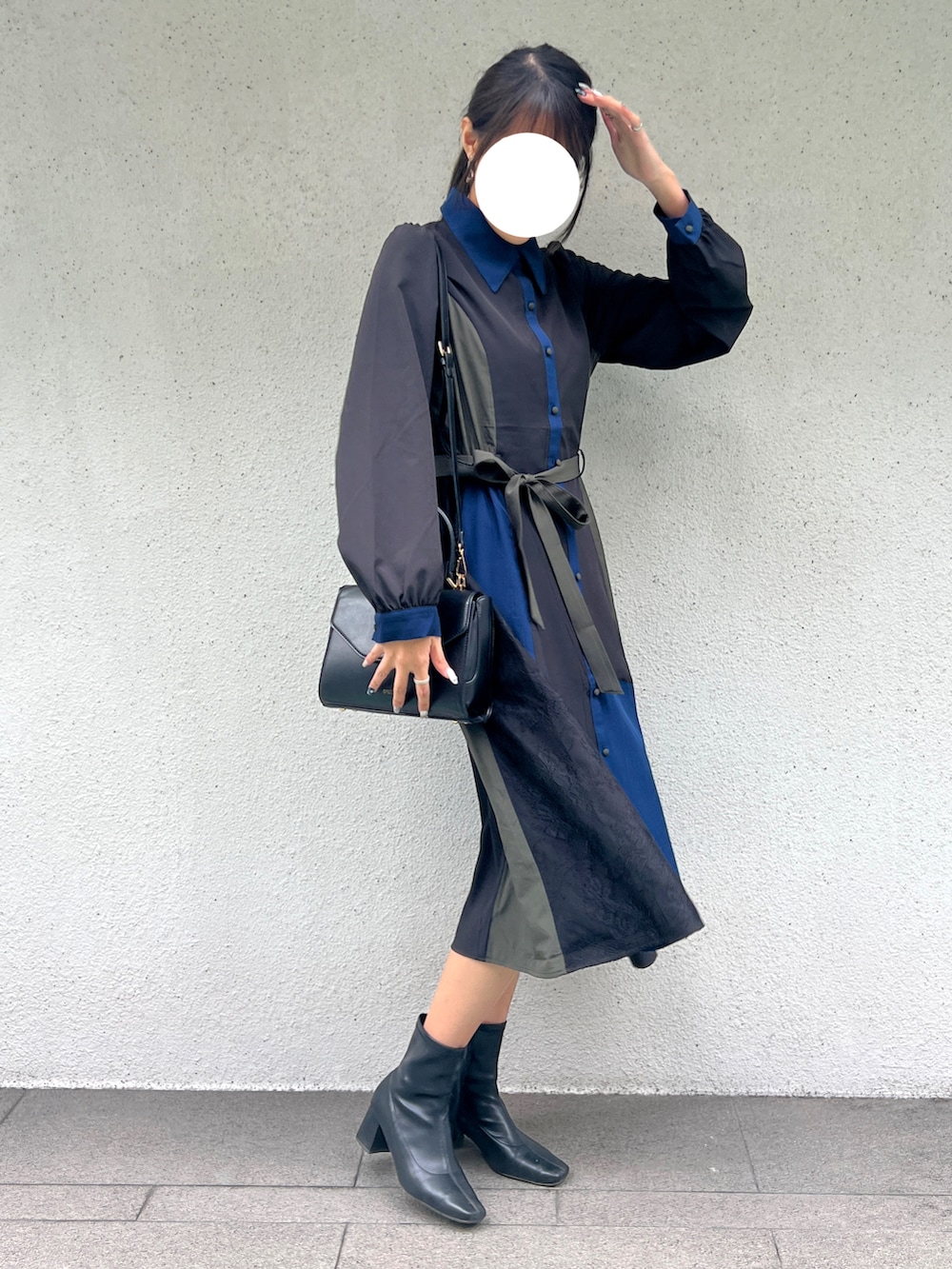 ブラック系のワンピース、ブラック系のシューズ、ブラック系のショルダーバッグを着用したレディースの冬コーディネートの3枚目の写真