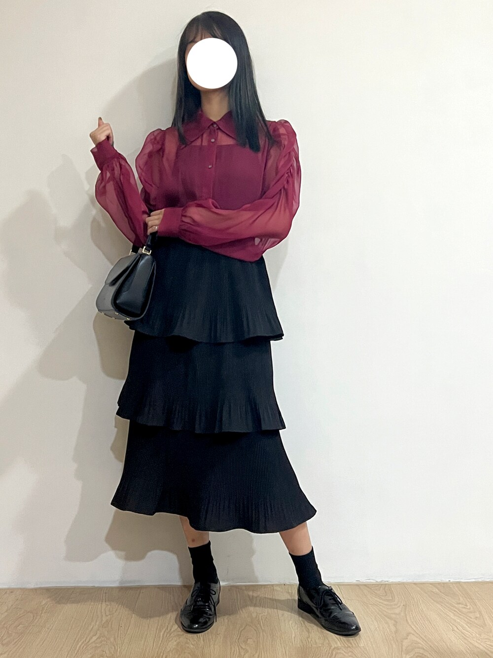 パープル系のシャツ/ブラウス、ブラック系のスカート、ブラック系のショルダーバッグを着用したレディースの冬コーディネートの3枚目の写真