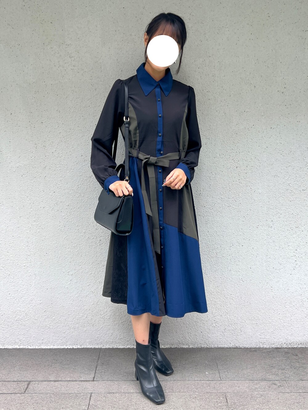 ブラック系のワンピース、ブラック系のシューズ、ブラック系のショルダーバッグを着用したレディースの冬コーディネートの2枚目の写真