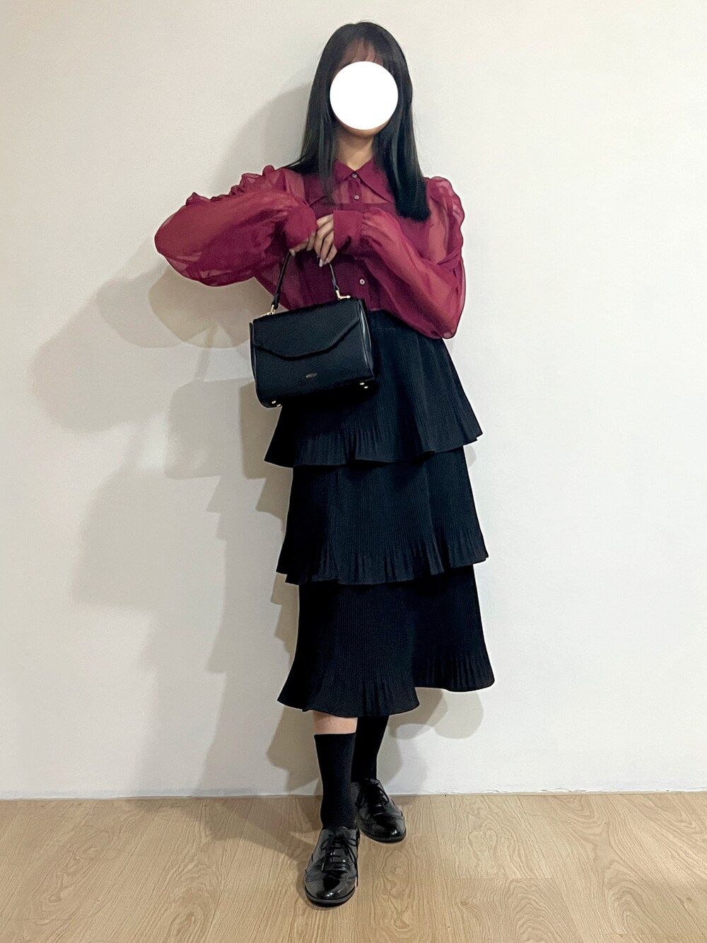 パープル系のシャツ/ブラウス、ブラック系のスカート、ブラック系のショルダーバッグを着用したレディースの冬コーディネートの4枚目の写真