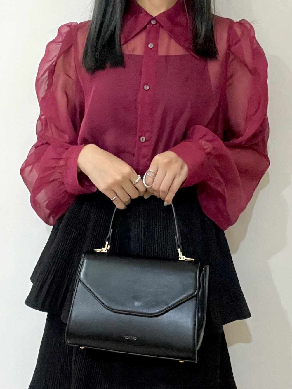 パープル系のシャツ/ブラウス、ブラック系のスカート、ブラック系のショルダーバッグを着用したレディースの冬コーディネートの5枚目の写真