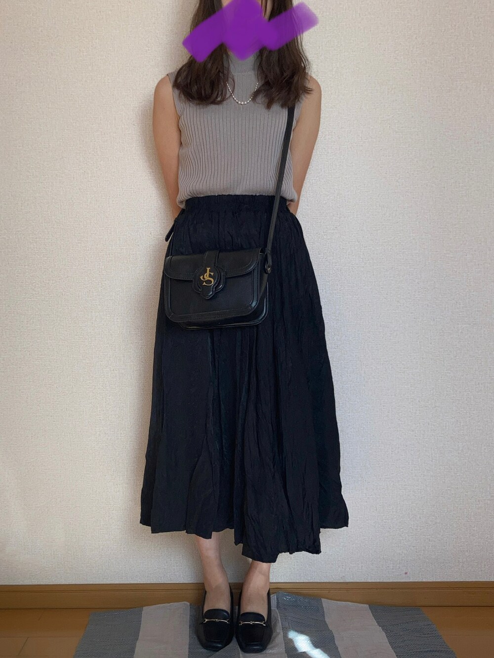 ベージュ系のニット/セーター、ホワイト系のシャツ/ブラウス、ブラック系のスカートを着用したレディースの秋コーディネートの2枚目の写真