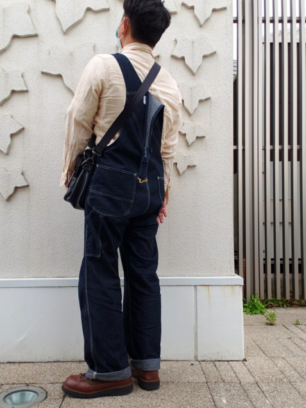 イエロー系のシャツ/ブラウス、ベージュ系のTシャツ/カットソー、ブラック系のショルダーバッグを着用したメンズの春コーディネートの2枚目の写真
