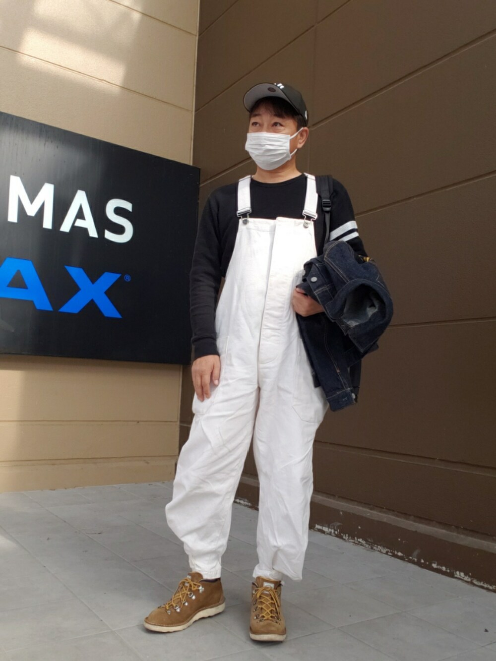 「秋冬コーデ、デニムジャケット、モモタロージーンズ、白いオーバーオール、Dickies、サンドブーツ、Danner、3wayバッグ、PORTER、おしゃれさんと繋がりたい、いいね、save、フォローお願いします🤑」|「NEW ERAのニューエラ キャップ MLB(キャップ、ブラック系)」を使った、@くうすけ🍀さん(メンズ・168cm)の秋コーディネートの2枚目の写真