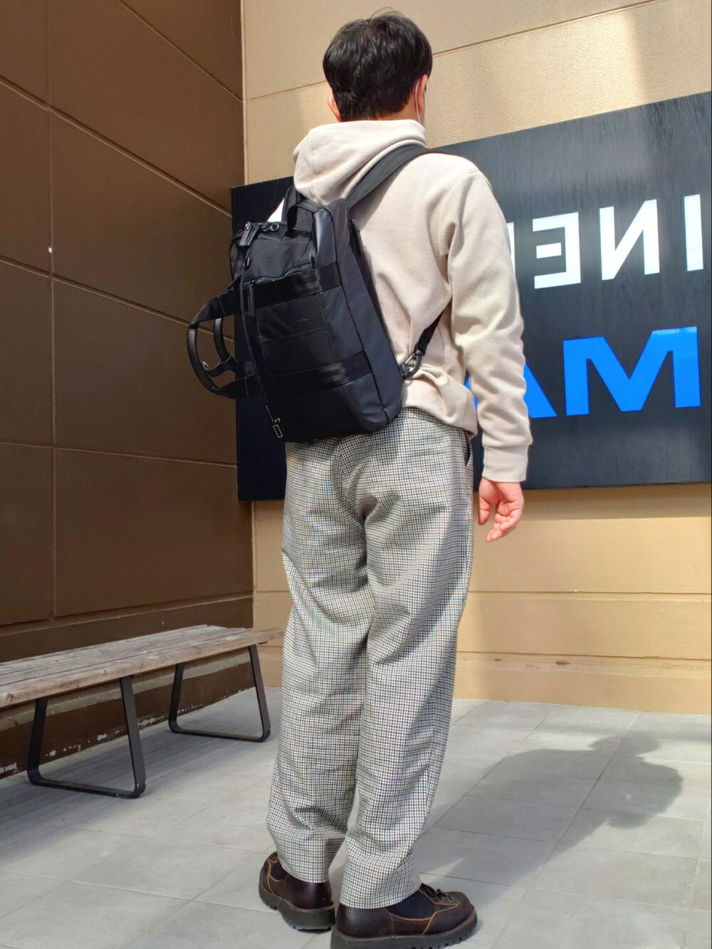 「カジュアル、ゆるコーデ、パーカー、ITEMS URBANRESEARCH、チエックパンツ、MONKEY TIME、シヨートブーツ、Danner、おしゃれさんと繋がりたい、いいね、save、フォローお願いします🤑」｜「MONKEY TIMEのアイテム（パンツ、グレー系）」を使った、@くうすけ🍀さん（メンズ・168cm）の春コーディネートの2枚目の写真