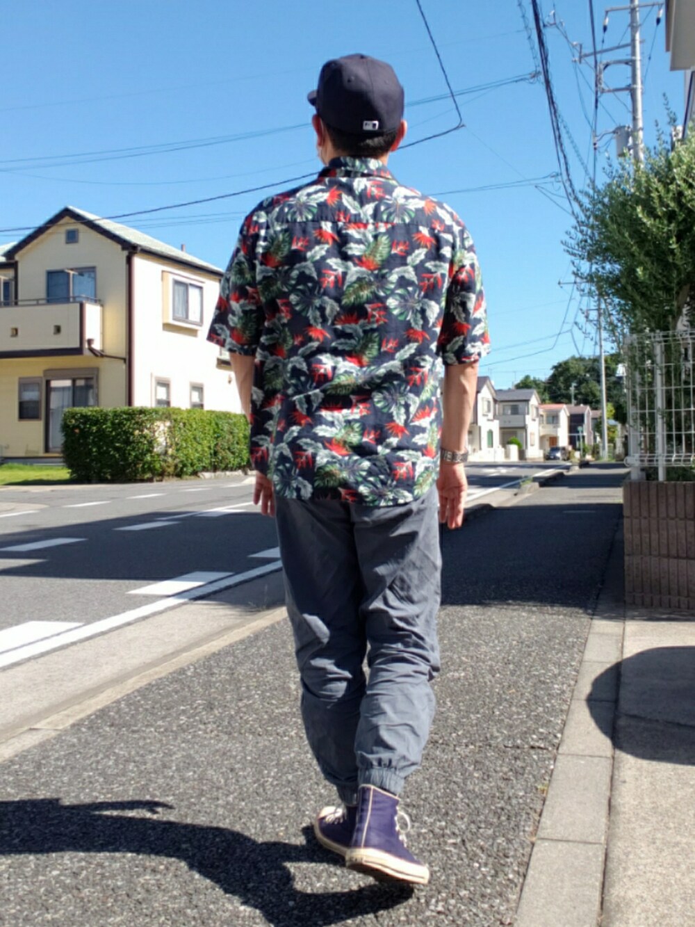 ブルー系のシャツ/ブラウス、ブルー系のカーゴパンツ、ブルー系のスニーカーを着用したメンズの夏コーディネートの2枚目の写真