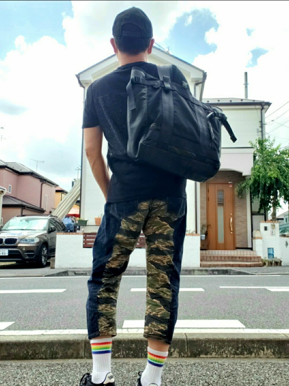 ブラック系のTシャツ/カットソー、その他のデニムパンツ、ブラック系のスニーカーを着用したメンズの夏コーディネートの2枚目の写真