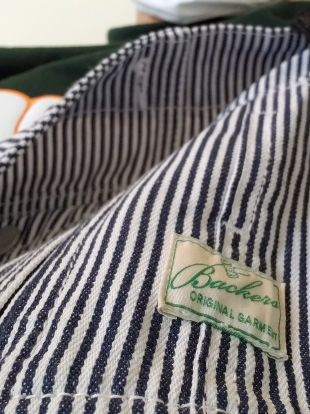 ブルー系のショルダーバッグ、その他のサロペット/オーバーオール、グリーン系のTシャツ/カットソーを着用したメンズの夏コーディネートの3枚目の写真