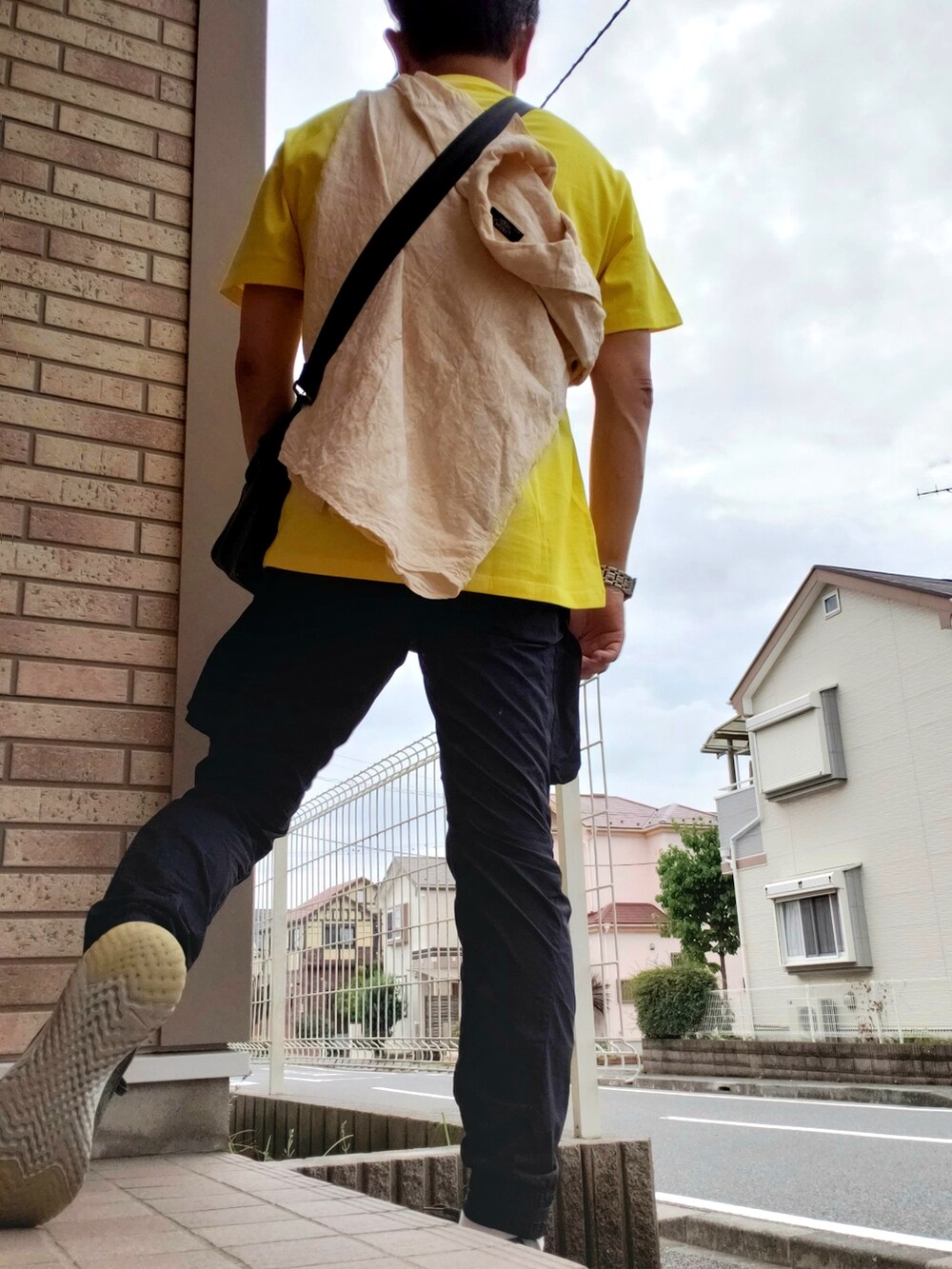 イエロー系のTシャツ/カットソー、イエロー系のシャツ/ブラウス、ブラック系のショルダーバッグを着用したメンズの夏コーディネートの2枚目の写真