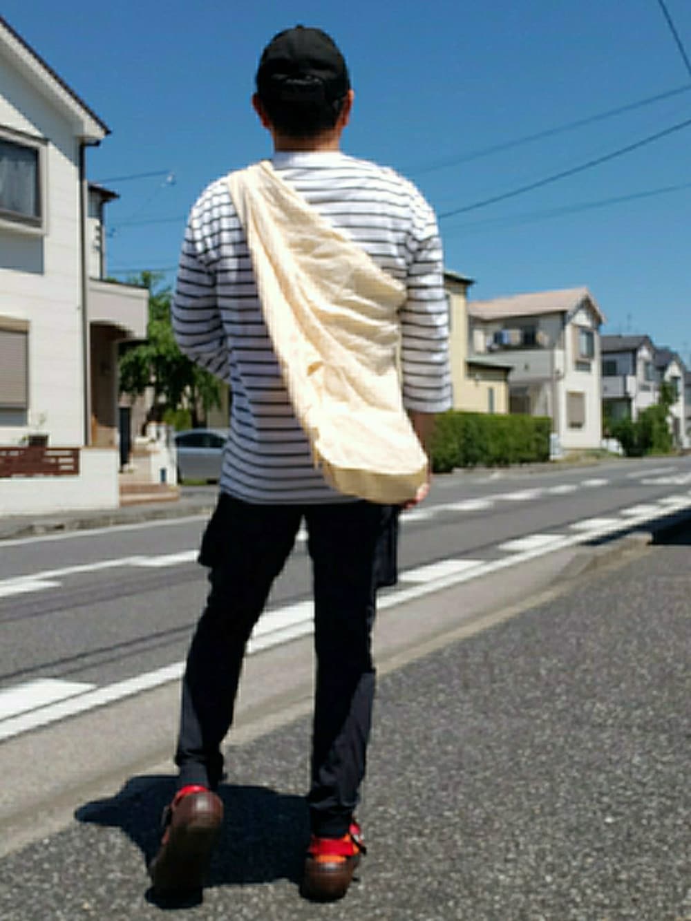 「夏コーデ、ボーダー、ワンマイルコーデ、シアーシャツ、肩掛け、PAZZO、モノトーン、GAP、ZARA、サンダル、RegettaCanoe、NEW ERA」|「PAZZOの【PAZZO】 Japan Made リネン B.D.シャツ(シャツ/ブラウス、イエロー系)」を使った、@くうすけ🍀さん(メンズ・168cm)の夏コーディネートの2枚目の写真